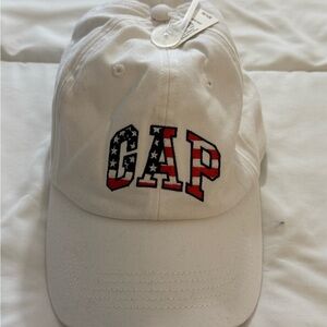 GAP White and Red Star-Patterned Hat